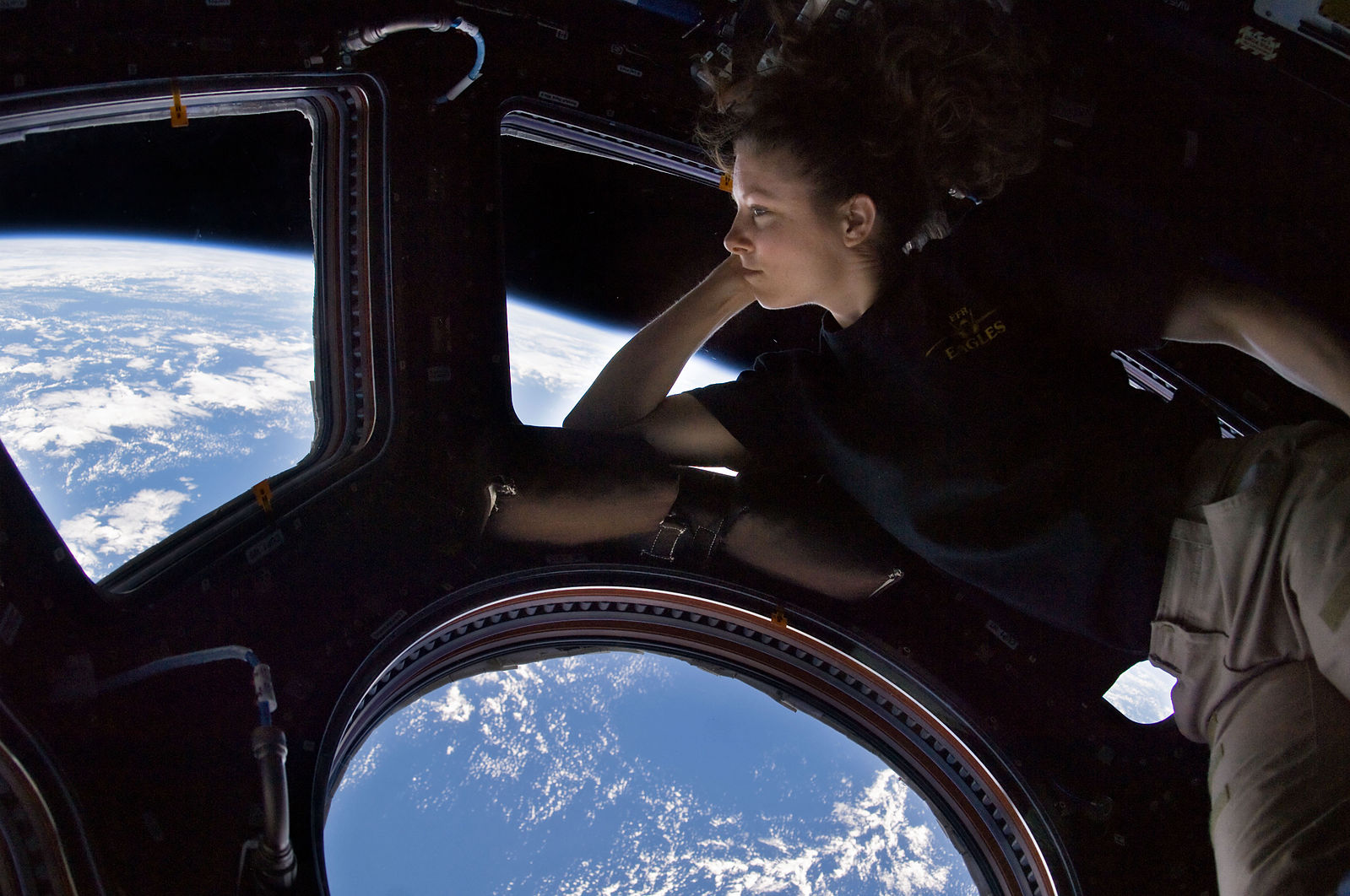 L’astronaute américaine Tracy Caldwell dans la coupole d’observation de l’ISS.
